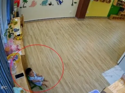 Đã muộn nhưng mẹ chưa đến đón, camera giám sát ghi lại cảnh bé trai ngồi một mình ở góc lớp, hành động ai cũng xót