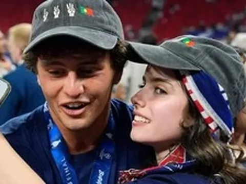Chuyện tình hiếm có của cầu thủ tự nhận giỏi hơn Cristiano Ronaldo