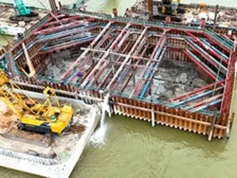 Ba trụ tháp chính của cầu dây văng hơn 7.300 tỷ dần lộ diện trên sông Hồng
