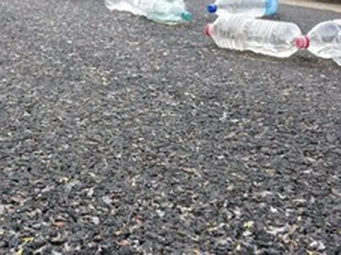 Phát minh nhựa đường mới của Nga làm rung chuyển ngành cầu đường: Trộn thêm chai nhựa, cứng hơn, chịu nóng tốt hơn 23% so với thông thường