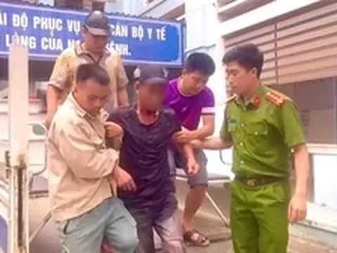 Công an đưa người đàn ông tự dùng gạch đập vào đầu đi cấp cứu