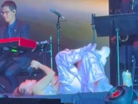 Mỹ Tâm sang Mỹ làm liveshow, nằm vắt chân chữ ngũ hát gây tranh cãi