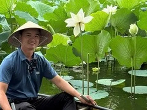Ngắm bông sen “sinh đôi” hiếm thấy ở Huế, hé lộ nghề kiếm tiền triệu từ sen