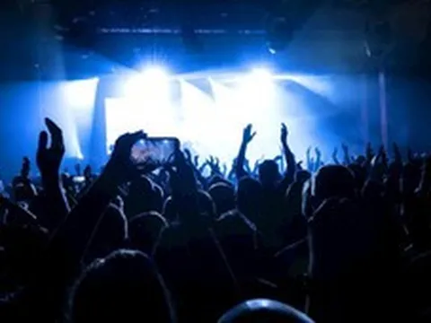 10 giây check-in, hàng vạn lightstick đồng bộ: Công nghệ đang biến concert thành “vũ trụ giải trí”