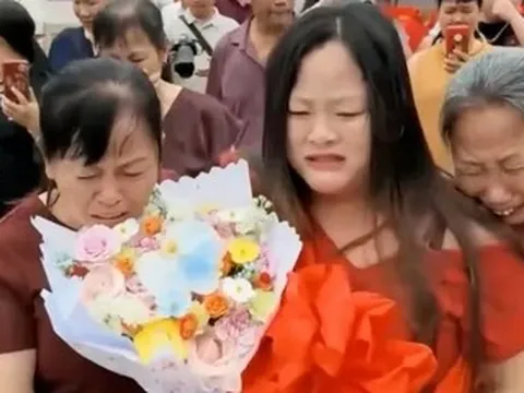 Thất lạc con 22 năm vì chai sữa tắm vỡ, ngày đoàn tụ mẹ bật khóc nói lời xin lỗi