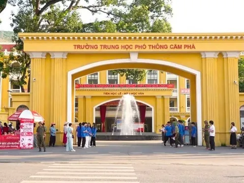 Quảng Ninh kỷ luật 3 cán bộ vụ giám thị bị tố hỗ trợ thí sinh xem bài