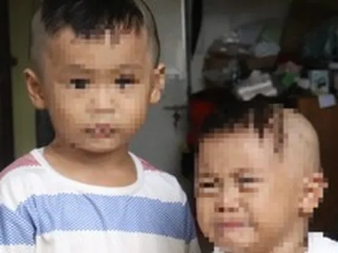 Hai trẻ nhỏ ướt đẫm trong mưa vì bị bỏ rơi trước cổng chùa