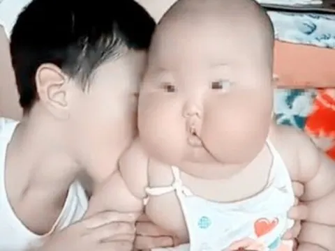 Từng là cô bé xinh xắn, con gái đổi khác sau 6 tháng ở quê ông bà nuôi, người mẹ "sốc lên sốc xuống"