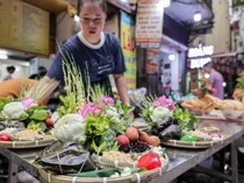 Mâm hoa cúng hút khách, giá bánh gio tăng gấp 3 lần trong ngày Tết Đoan ngọ
