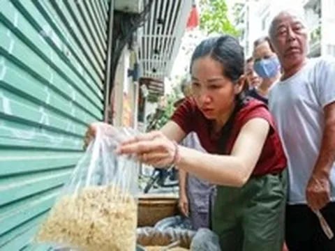 Người dân Hà Nội tất bật mua sắm trong ngày Tết Đoan Ngọ