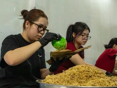 Gia đình 3 thế hệ tất bật làm gần 10.000 bánh ú bá trạng dịp tết Đoan ngọ