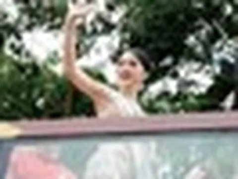Hương Giang diễu hành bằng xe buýt 2 tầng sau khi đăng quang Á hậu: Tài xế và chủ xe bị lập biên bản