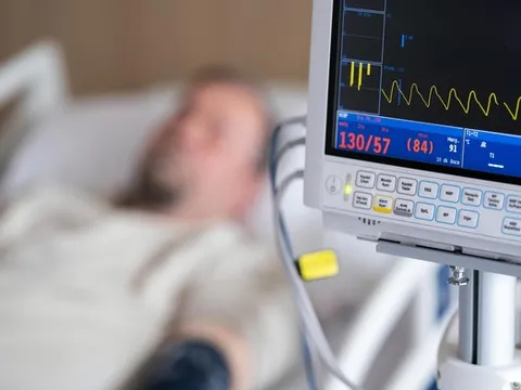 Người đàn ông 62 tuổi suýt tử vong vì mồ hôi ra như tắm, bác sĩ chỉ rõ thói quen "cực độc"