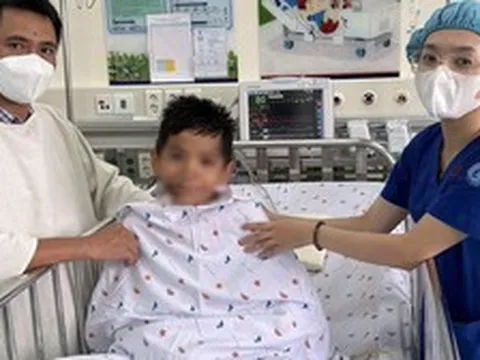 Hơn 10 giờ giành giật sự sống cứu bé trai bị ô tô cán qua người