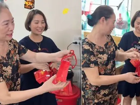 Bà nội U70 gọi 9 cháu về ăn cơm, bất ngờ trao mỗi người 1 chỉ vàng