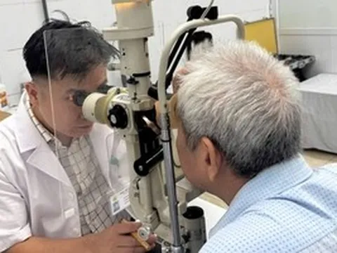 Dập nhãn cầu, rơi thủy tinh thể sau cú đập cầu lông
