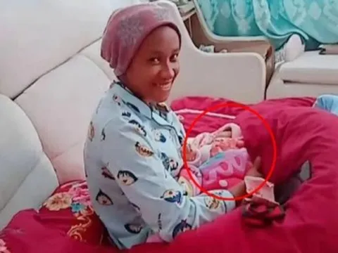 Mẹ châu Phi sinh con với chồng da vàng, khoảnh khắc nhìn em bé mới chào đời: Đẹp hoàn hảo!