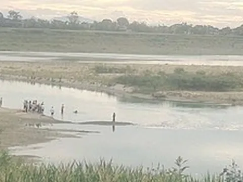 Tìm kiếm 2 nam sinh mất tích khi tắm trên sông Lam