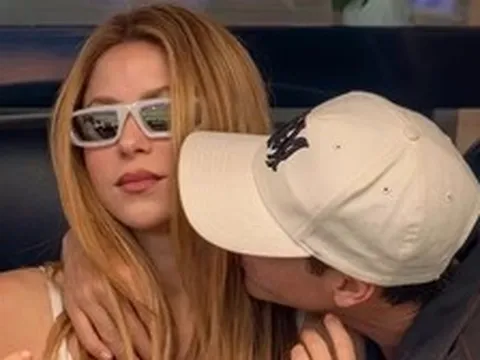 Nụ hôn dành cho Shakira trên khán đài World Cup gây sốt