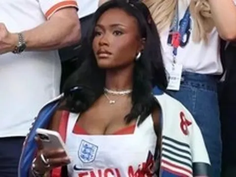 Dàn WAGs bị chỉ trích ở World Cup