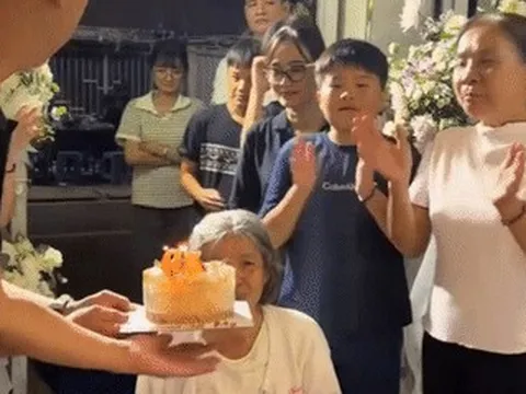 Khoảnh khắc nghẹn lòng: 4 con tổ chức sinh nhật cho mẹ trong đám tang cha