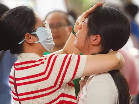 Khi trường lớp xây 'nhỏ giọt', áp lực thi cử vẫn dồn lên học sinh