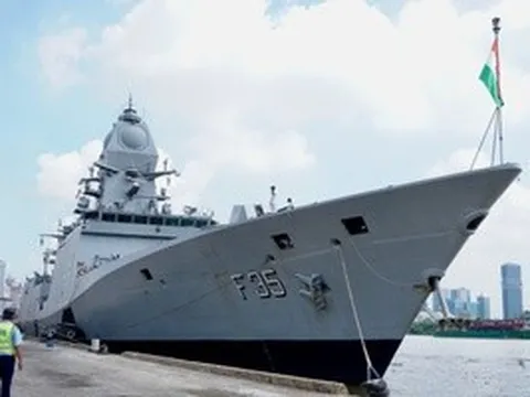 Tàu hộ vệ tàng hình và tàu săn ngầm Ấn Độ đến TPHCM