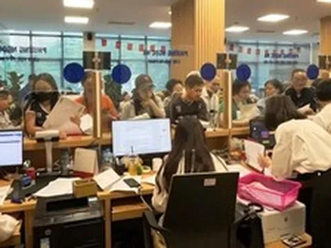 Nữ cán bộ "nhất quyết" yêu cầu cụ bà 97 tuổi đến phường làm thủ tục