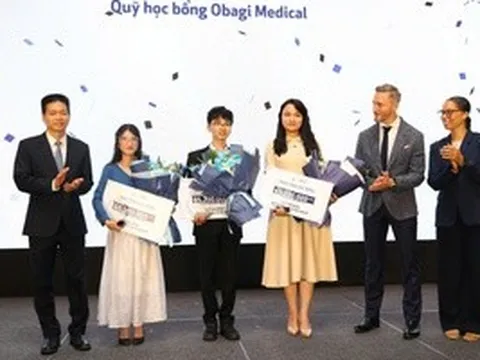 Ba bác sĩ nội trú nhận học bổng gần 200 triệu đồng