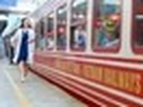 Chuyến tàu đặc biệt chở hơn 1.200 y bác sĩ Bệnh viện Bạch Mai lăn bánh