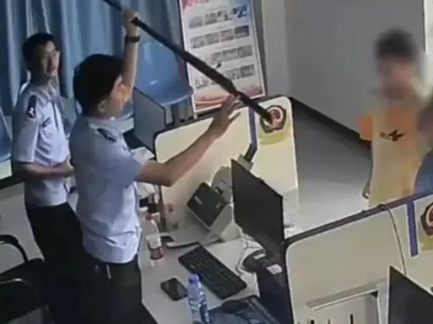 “Khối nghỉ hè” đến đồn cảnh sát khiến ai cũng căng thẳng, cả căn phòng vỡ òa khi hai đứa trẻ lên tiếng