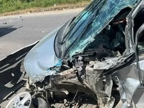 Xe tập lái rụng bánh, nát đầu sau va chạm với xe cẩu