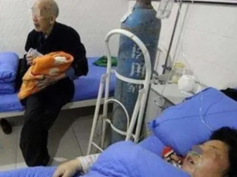 Bà mẹ U50 đi sinh con một mình, lúc cha đứa trẻ xuất hiện, ai cũng choáng váng