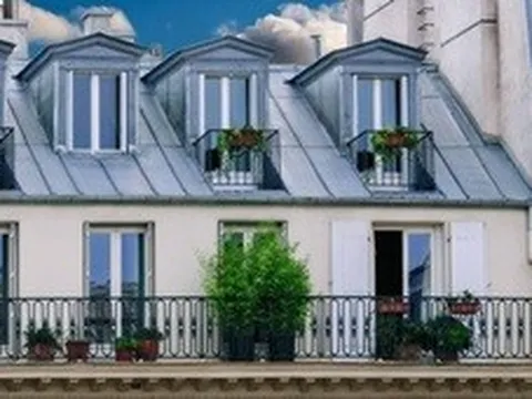 Những mái nhà lãng mạn ở Paris hóa 'lò nướng' giữa nắng nóng kỷ lục