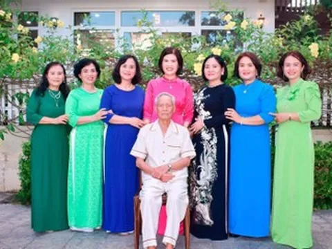 Gia đình Thanh Hóa có 7 con gái hiếu thảo, người là đại tá, người chủ khách sạn