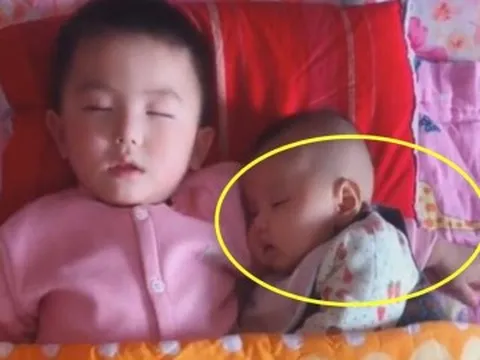 Cho con sơ sinh ngủ cùng con lớn, khi giở chăn ra người mẹ gọi chồng đến ngay lập tức