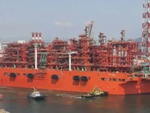 Phát hiện 'nhà máy nổi' dài 376 m rời Trung Quốc địa điểm cách xa 12.000 km - cung cấp hơn 2 triệu tấn 'vàng lỏng' mỗi năm