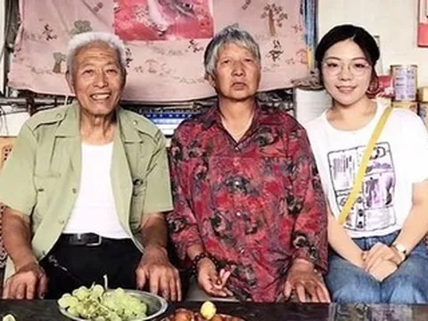 Cụ ông gửi quà suốt 8 năm cho cô gái từng giúp đỡ mình trên tàu điện