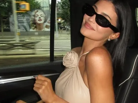 Kylie Jenner biến mắt kính AI thành phụ kiện thời trang mới của giới trẻ