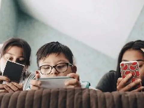 Trẻ em Việt Nam tiếp cận Internet sớm hơn bạn bè đồng trang lứa 4 năm, tuổi thơ trẻ đang đi về đâu?