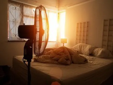 Cực hình mùa nắng nóng: Mất trắng 58 giờ ngủ/năm, sóng nhiệt đang "bào mòn" cơ thể người thế nào?