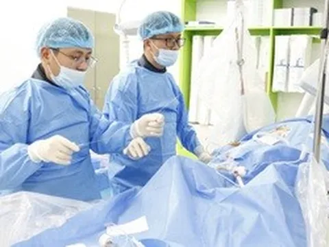 Đưa con đi khám bệnh, người cha bất ngờ thành bệnh nhân cấp cứu