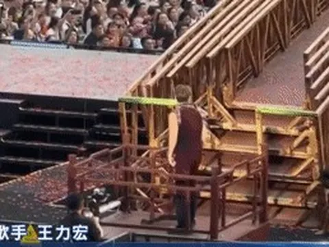 Nam ca sĩ 50 tuổi bị thang sắt cắt đứt tai khi đang biểu diễn