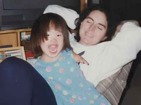 Mẹ nuôi Mỹ thay đổi cuộc đời cô gái Việt không tay