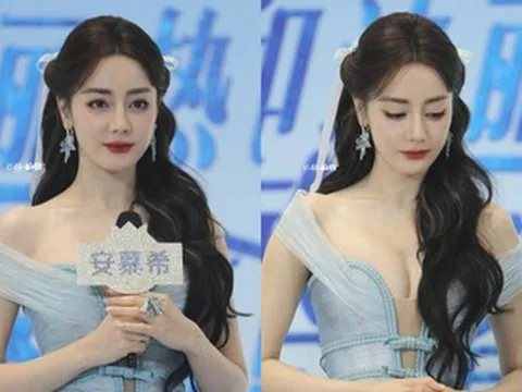 Diễn viên Địch Lệ Nhiệt Ba diện váy hở bạo, liên tục lấy tay che ngực
