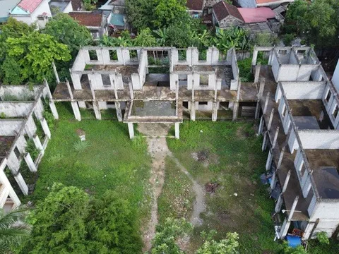 Nhà lớp học 2 tầng xây dở bỏ hoang, nhiều học sinh thiếu nhà vệ sinh
