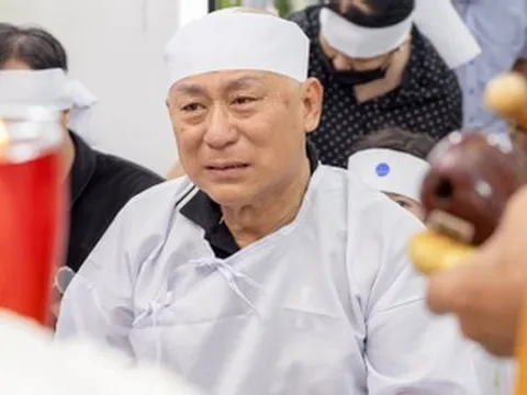 NSND Tạ Minh Tâm khóc nghẹn trong đám tang vợ - nghệ sĩ Bạch Vân
