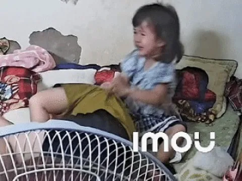 Bé gái hơn 3 tuổi cứu mẹ ngất xỉu thoát nguy hiểm