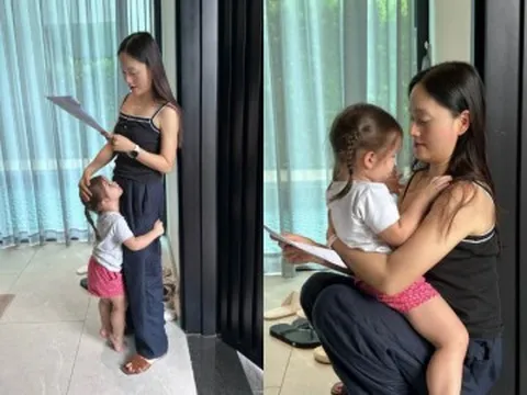Cảnh làm mẹ hiện tại của DV Lan Phương sau ly hôn chồng Tây, vừa đọc kịch bản phim vừa bế con gái lai 27 tháng tuổi