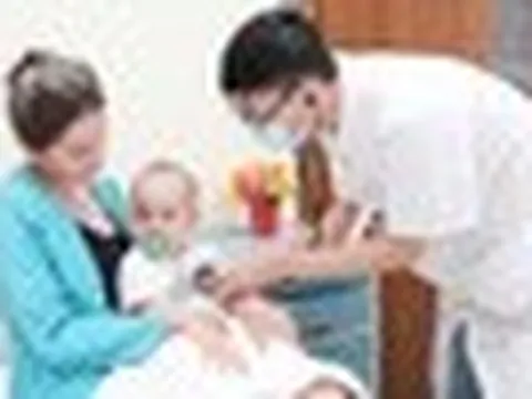 Cứu bệnh nhi 9 tháng tuổi người Kazakhstan nuốt phải kim băng đang bung mở